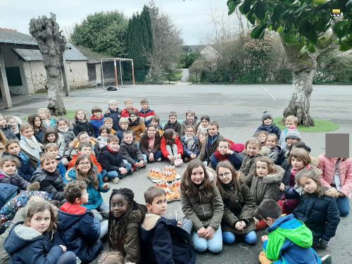 Les élèves du cycle 2 (CP, CE1, CE2) ont partagé la galette des rois